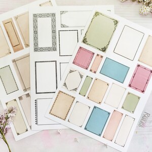 Pu&ograve; includere: Un set di etichette stampabili in stile vintage con bordi decorativi. Le etichette sono di vari colori, tra cui rosa, blu, verde e beige. Le etichette sono perfette per aggiungere un tocco di fascino vintage ai tuoi lavoretti, regali e arredamento della casa.