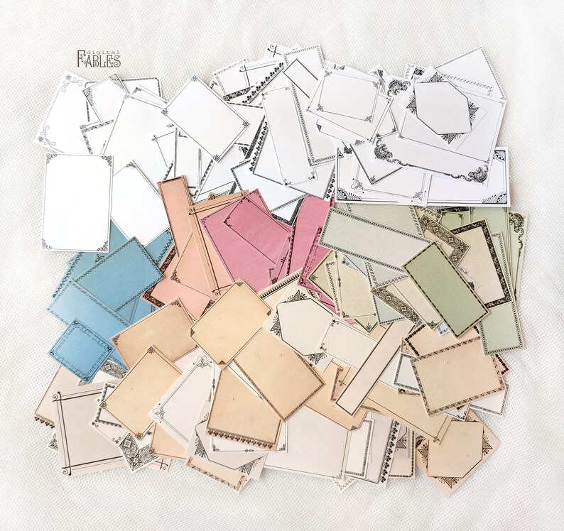 Pu&ograve; includere: Una grande collezione di cornici decorative in carta di vari colori e design, tra cui blu, verde, rosa e beige. Le cornici sono perfette per lo scrapbooking, la creazione di biglietti e altri progetti di artigianato.
