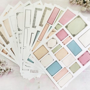 Pu&ograve; includere: Un set di etichette vuote in stile vintage con bordi decorativi. Le etichette sono di vari colori, tra cui rosa, verde, blu e beige. Le etichette sono perfette per aggiungere un tocco di fascino vintage ai tuoi lavoretti, regali o arredamento della casa.