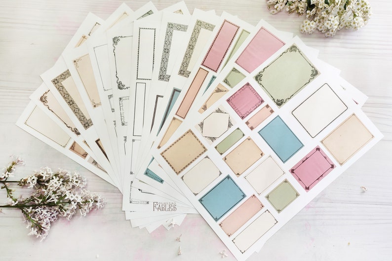 Pu&ograve; includere: Un set di etichette vuote in stile vintage con bordi decorativi. Le etichette sono di vari colori, tra cui rosa, verde, blu e beige. Le etichette sono perfette per aggiungere un tocco di fascino vintage ai tuoi lavoretti, regali o arredamento della casa.