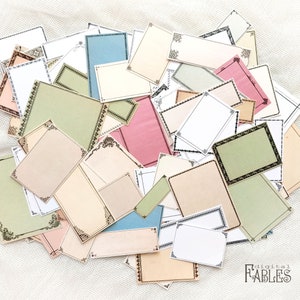 Pu&ograve; includere: Una collezione di etichette decorative in stile vintage con bordi decorati in vari colori, tra cui verde, rosa, blu e crema. Le etichette sono vuote e pronte per essere utilizzate per l'artigianato, lo scrapbooking o altri progetti creativi.
