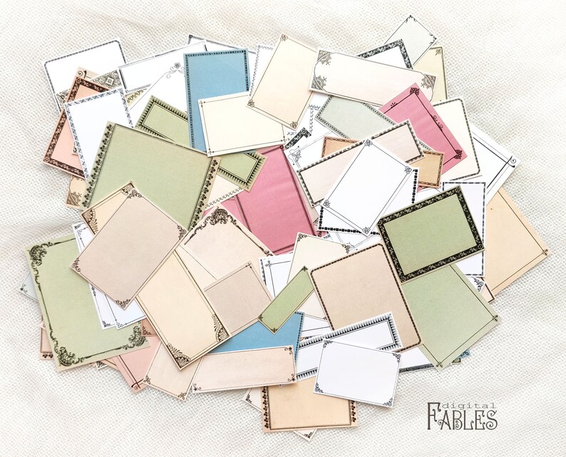 Pu&ograve; includere: Una collezione di etichette decorative in stile vintage con bordi decorati in vari colori, tra cui verde, rosa, blu e crema. Le etichette sono vuote e pronte per essere utilizzate per l'artigianato, lo scrapbooking o altri progetti creativi.