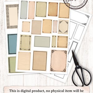 Pu&ograve; includere: Un download digitale di 20 cornici stampabili in stile vintage. Le cornici sono di varie forme e dimensioni, con contorni neri e dettagli intricati. Le cornici sono su uno sfondo bianco. Il testo "download istantaneo da stampare" &egrave; in un cerchio con un bordo usurato.