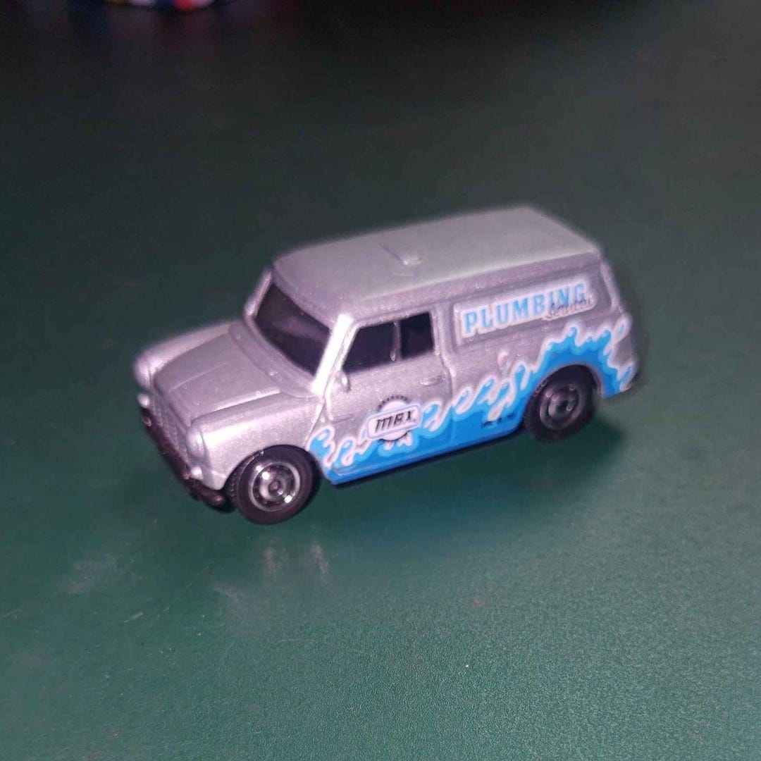 Matchbox 2-Toy Set 1965 Austin Mini & 2011 Mini Cooper Countryman - Team Cherokee