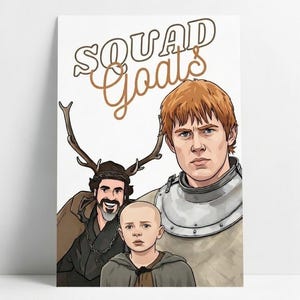 Puede incluir: Un póster blanco con el texto "SQUAD Goals" e ilustraciones de tres hombres. Uno lleva una corona de cuernos, otro está con armadura y el tercero es un niño pequeño. La obra de arte es de estilo caricatura.