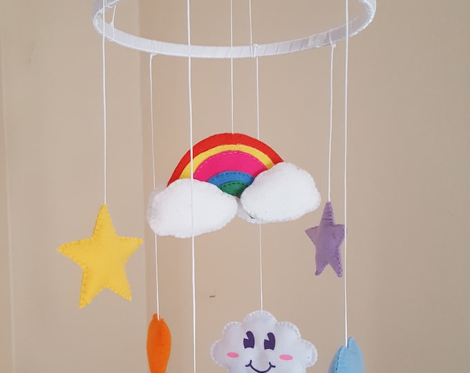 Magnifique feutre fait main Rainbow Cloud Baby Nursery Mobile, Child’s Bedroom Décor, Kid’s Mobile, Star and Heart Top Hanging Mobile.