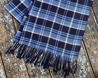 Sciarpa PASHMINA a quadri larghi in seta blu da uomo vintage, con frange rettangolari e finitura ultra morbida su entrambe le estremità, mai indossata, taglia unica