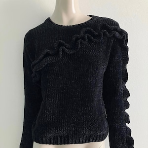 Vintage Women’s Dark Mélange Blue Heather Texture Long Sleeve Chunky Knit Short Pullover Sweater Double Ruffle Front and Sleeve, size M