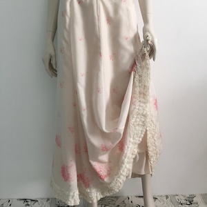 Spódnica maxi RALPH LAUREN Broomstick z lekkiej bawełny i jedwabiu w kolorze jasnoróżowym, z kwiatowym wzorem, w kształcie miotły, w kształcie litery A, z falbaniastym brzegiem i koronkową podszewką, rozmiar 8