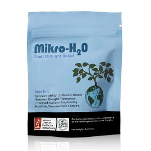 Op de afbeelding: Blauwe zak met de tekst "Mikro-H2O Plant Drought Relief" en een groene plant die uit een wereldbol groeit. De zak heeft ook een logo voor de American Society for Microbiology en een 100% Organic-label. De tekst "Bevat meer dan 336 miljard rhizobacteriën als verlichting tegen milde tot ernstige droogte." en "nettogewicht: 4 oz (113 g)" staan ook op de zak.