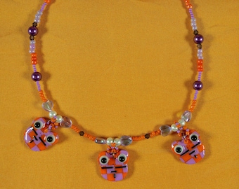 charme de grenouille en damier (x3) sur collier perlé, collier de grenouille, charme de grenouille, choker de grenouille mignon, collier d’argile polymère, collier en damier