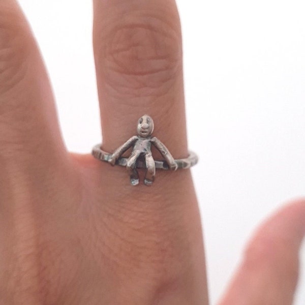 Gehämmerter Ring mit kleinen Menschen sitzend, sehr ungewöhnlicher Schmuck, einzigartiger handgemachter Schmuck Geschenk für Frauen, oxidierter Silberring, Spaß Schmuck