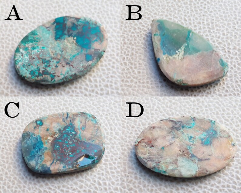 K&ouml;nnte beinhalten: Vier Cabochon-Edelsteine mit einer Mischung aus braunen, wei&szlig;en und t&uuml;rkisblauen Farben. Die Steine sind oval und tropfenf&ouml;rmig.