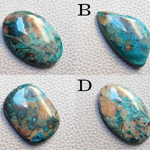 K&ouml;nnte beinhalten: Vier ovale T&uuml;rkis-Cabochons mit Kupfer- und Brauneinschl&uuml;ssen. Die Cabochons sind mit A, B, C und D gekennzeichnet.