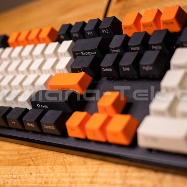 Seitenansicht Schriftzug PBT 104 Keycap Set ||  OEM-Profil *Nur Keycaps* ||  Standard-Layout für mechanische Tastaturschalter im Cherry MX-Stil