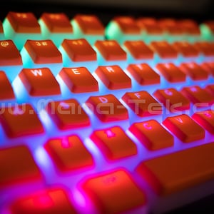 Pode incluir: Um close-up de um teclado mecânico laranja brilhante com retroiluminação LED arco-íris. As teclas são iluminadas com um brilho vibrante, criando um efeito colorido e dinâmico.
