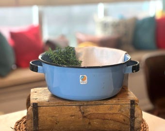 Olla de cerámica esmaltada Cinsa mexicana de cuatro cuartos, color azul huevo de petirrojo, estilo años 40, con borde negro. Preciosa olla, lista para usar.