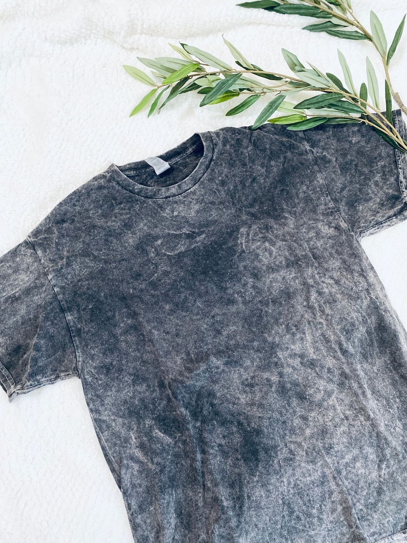 K&ouml;nnte beinhalten: Ein dunkelgraues, acid-gewaschenes T-Shirt mit kurzen &Auml;rmeln und einem Rundhalsausschnitt.