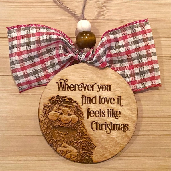 Adorno navideño de Los Muppets / 2025 / Dondequiera que encuentres amor, se siente como Navidad / Abedul báltico grabado