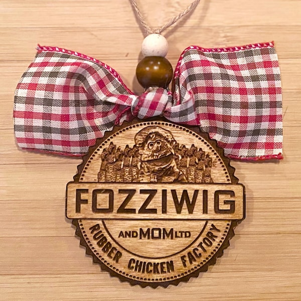 Adorno navideño de Los Muppets / 2025 / Adorno de la fábrica de pollos de goma Fozziwig y mamá / Grabado / Abedul báltico