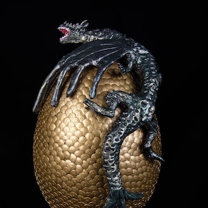 Uovo di Drago. Uovo grande, ornamento da tavolo. Oggetto decorativo mistico e artigianale. Draghi, romanzi, cavalieri ed eroi fantastici. protezione.