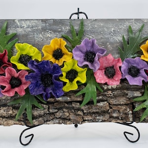 Väggbonad ELLER bordsprydnad anemoner. Maj vårblommor på äkta trädbark. Präglade dekorationer i färgglada blommor. Trevlig present!
