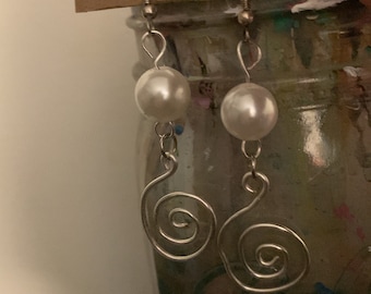pearl swirl earring
