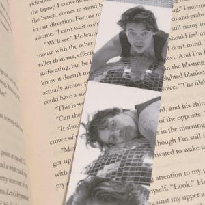 Puede incluir: Marcapáginas en blanco y negro con tres imágenes de una persona. Las imágenes muestran a la persona en diferentes poses, con una bola de discoteca en el fondo. El marcapáginas está colocado en una página de libro.