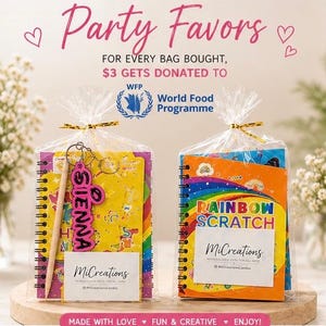 Op de afbeelding: Twee feestelijke cadeau sets in doorzichtige cellofaan zakken. Eén set bevat een notitieboek, potlood en een roze sleutelhanger met de naam "SIENNA". De andere set heeft een "RAINBOW SCRATCH" notitieboek. De tekst luidt "Party Favors".