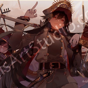 Peut inclure: Une illustration numérique d'une femme aux longs cheveux noirs portant un uniforme militaire avec un chapeau rouge et or. Elle tient un fusil dans une main et pointe de l'autre. L'arrière-plan est une ville avec de la fumée et des débris.