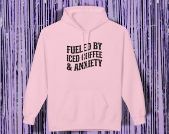 Sudadera unisex con capucha "Impulsada por el café helado y la ansiedad"