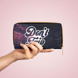 Portefeuille galactique à fermeture éclair - Don't Trip, sac à main cosmique, portefeuille de voyage amusant, portefeuille à imprimé spatial, cadeau pour les amoureux de l'espace, porte-cartes élégant