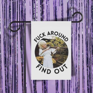Bandera de jardín "Fuck Around Find Out" / Mujer rifle sureña con descaro / Decoración divertida para exteriores / Bandera de jardín de doble cara