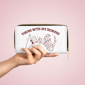 Cartera con cremallera "Vibrando con mis demonios", regalo único para almas espeluznantes, accesorios góticos, Halloween, brujería, uso diario