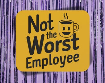 Może przedstawiać: Kwadratowa naklejka w kolorze musztardowym z zaokrąglonymi rogami, czarnym napisem Not the Worst Employee oraz grafiką uśmiechniętego kubka kawy z parą, umieszczona na tle pionowych fioletowych metalicznych frędzli.