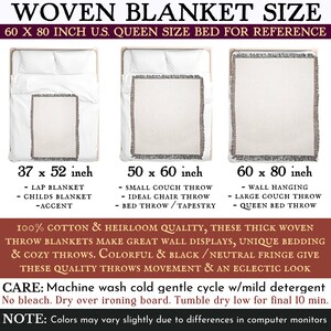 Pu&ograve; includere: Un grafico che mostra tre diverse dimensioni di coperte tessute con frange. Le dimensioni sono 37 x 52 pollici, 50 x 60 pollici e 60 x 80 pollici. Il grafico include anche un letto queen-size per riferimento. Il testo recita "WOVEN BLANKET SIZE 60 X 80 INCH U.S. QUEEN SIZE BED FOR REFERENCE".