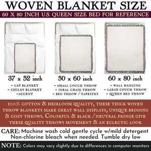 Pode incluir: Um gr&aacute;fico mostrando tr&ecirc;s cobertores de tecido de diferentes tamanhos, com dimens&otilde;es em polegadas. Os cobertores s&atilde;o mostrados em uma cama, um sof&aacute; e uma parede. O texto diz "WOVEN BLANKET SIZE 60 X 80 INCH U.S. QUEEN SIZE BED FOR REFERENCE". O texto tamb&eacute;m descreve os diferentes usos para cada tamanho de cobertor, como "cobertor para o colo", "cobertor pequeno para sof&aacute;" e "pendente de parede". O texto tamb&eacute;m indica que os cobertores s&atilde;o 100% algod&atilde;o e de qualidade de heran&ccedil;a.