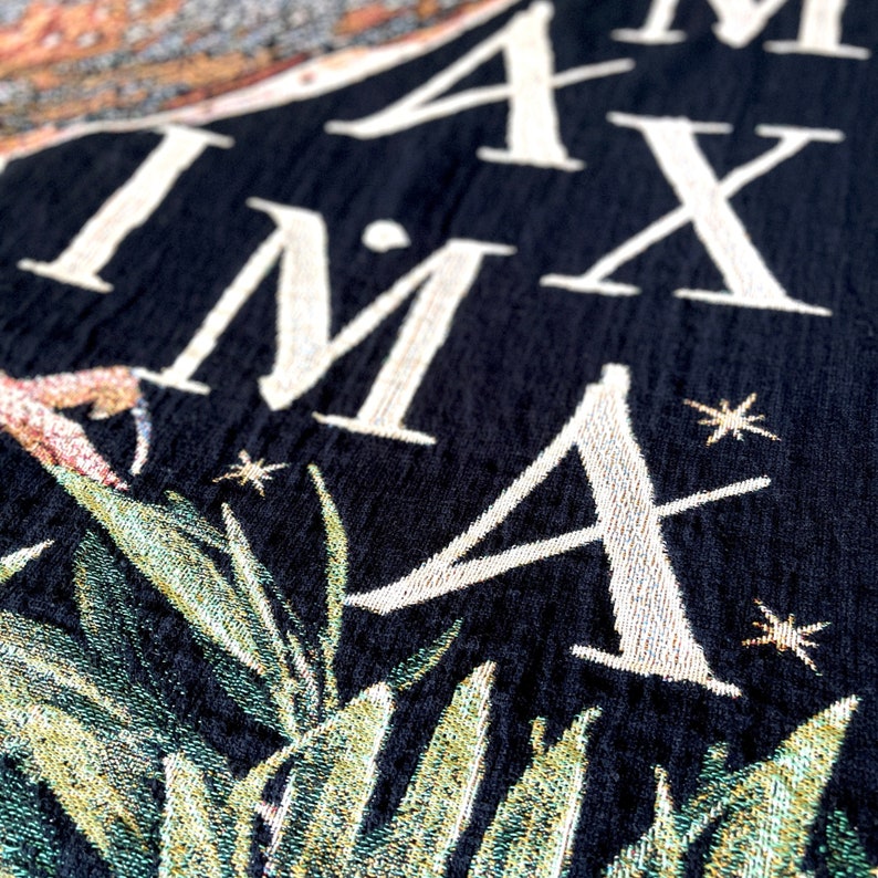 This barn owl woven blanket with latin saying Natura in Minima Maxima is the perfect woven tapestry blanket for nature lovers. Not printed but woven out of one hundred percent cotton threads, the detailed woven owl is stunning on the black background