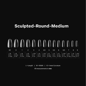 Peut inclure: Un ensemble de dix pointes d'ongles en plastique transparent sculpt&eacute;es rondes moyennes, num&eacute;rot&eacute;es de 00 &agrave; 9, avec des mesures de longueur, de largeur et de courbure int&eacute;rieure en millim&egrave;tres.