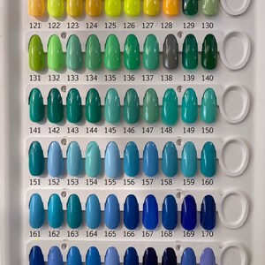 Peut inclure: Un nuancier de 180 petits &eacute;chantillons ronds de vernis &agrave; ongles. Les couleurs vont du jaune au vert au bleu. Le nuancier est num&eacute;rot&eacute; de 121 &agrave; 180.