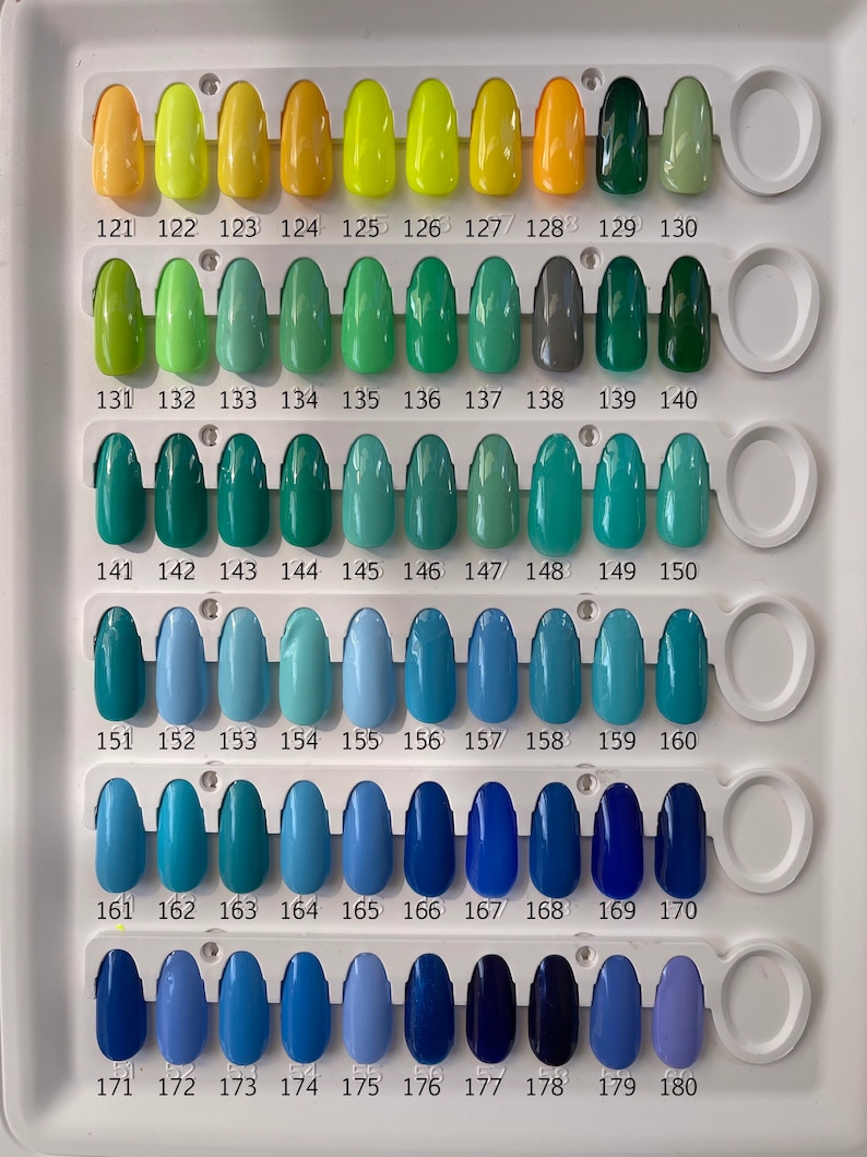 Peut inclure: Un nuancier de 180 petits &eacute;chantillons ronds de vernis &agrave; ongles. Les couleurs vont du jaune au vert au bleu. Le nuancier est num&eacute;rot&eacute; de 121 &agrave; 180.