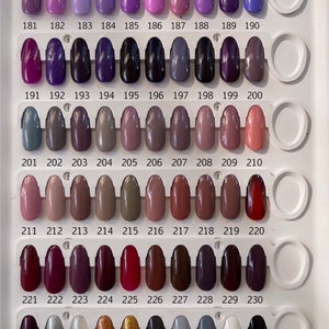 Peut inclure: Un nuancier de 40 petits flacons de vernis &agrave; ongles dispos&eacute;s en rang&eacute;es. Les flacons sont num&eacute;rot&eacute;s de 181 &agrave; 240. Les couleurs vont du violet clair au rouge fonc&eacute;, avec quelques finitions m&eacute;tallis&eacute;es et paillet&eacute;es.