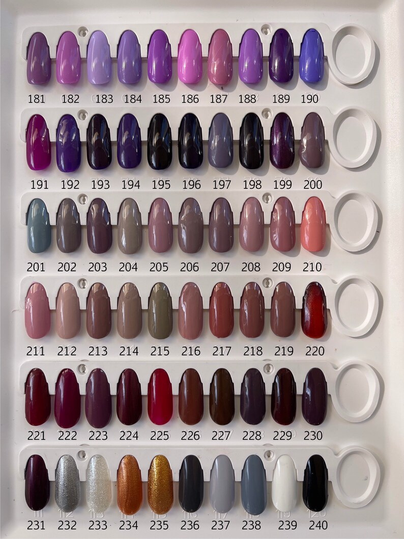 Peut inclure: Un nuancier de 40 petits flacons de vernis &agrave; ongles dispos&eacute;s en rang&eacute;es. Les flacons sont num&eacute;rot&eacute;s de 181 &agrave; 240. Les couleurs vont du violet clair au rouge fonc&eacute;, avec quelques finitions m&eacute;tallis&eacute;es et paillet&eacute;es.