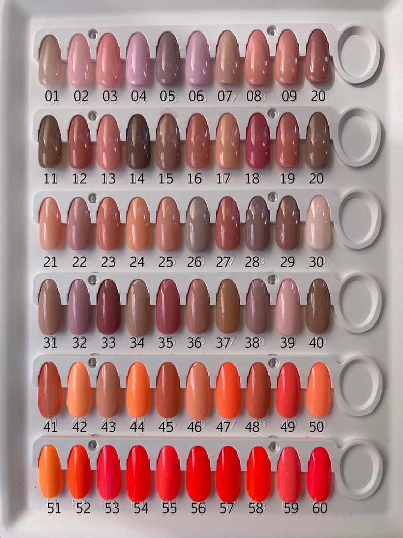 Peut inclure: Un nuancier de vernis &agrave; ongles avec 60 teintes diff&eacute;rentes, allant du rose clair au rouge vif. Le nuancier est organis&eacute; en rang&eacute;es de 10, chaque teinte &eacute;tant num&eacute;rot&eacute;e de 01 &agrave; 60.