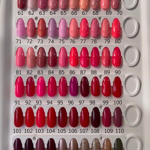 Peut inclure: Un nuancier de vernis &agrave; ongles avec 120 nuances diff&eacute;rentes de vernis &agrave; ongles rose, rouge et marron. Le nuancier est num&eacute;rot&eacute; de 61 &agrave; 120.