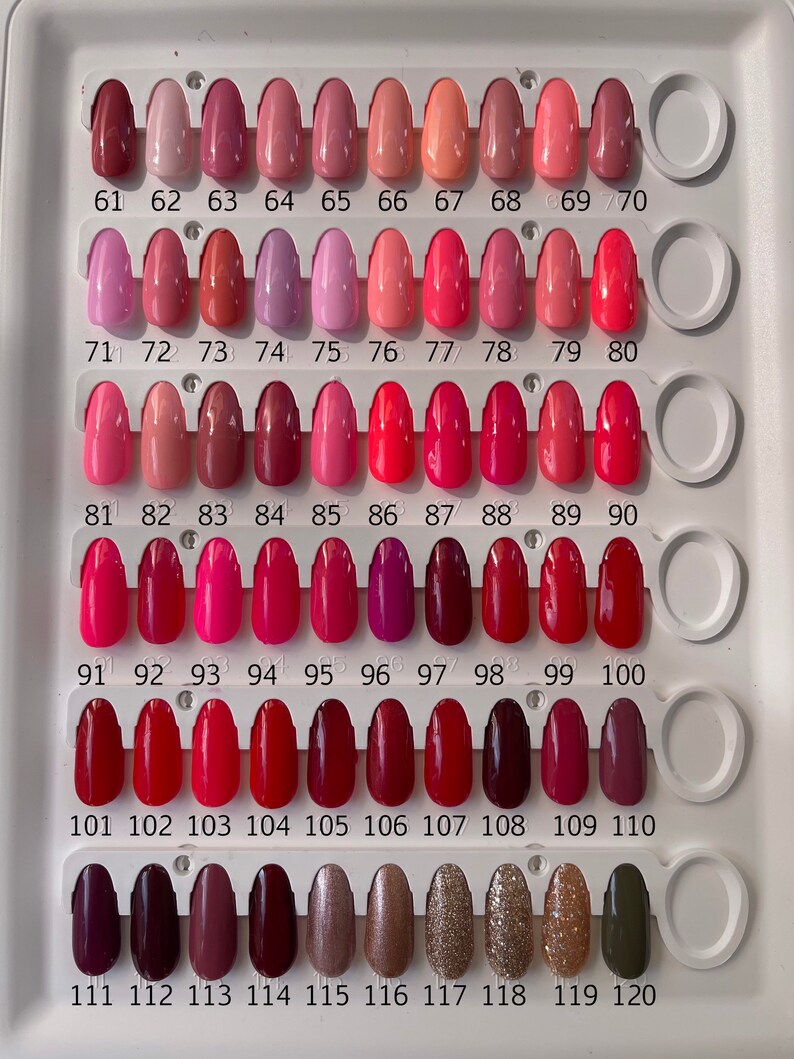 Peut inclure: Un nuancier de vernis &agrave; ongles avec 120 nuances diff&eacute;rentes de vernis &agrave; ongles rose, rouge et marron. Le nuancier est num&eacute;rot&eacute; de 61 &agrave; 120.