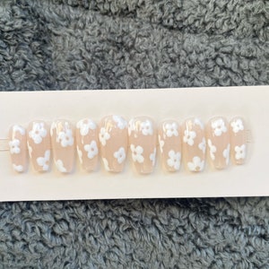 Simple flowers nail art gel PRESS ON nails - ChristyDIDTHAT