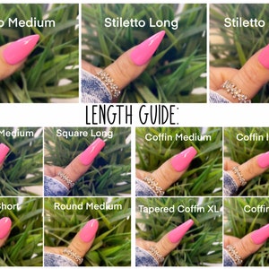 Peut inclure: Un guide des diff&eacute;rentes formes et longueurs d'ongles, montrant une main portant des ongles en acrylique roses dans diff&eacute;rents styles, notamment en forme de stiletto, carr&eacute;, cercueil, rond et cercueil effil&eacute;.