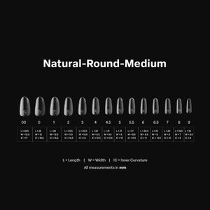 Peut inclure: Un ensemble de dix embouts d'ongles en plastique transparent de diff&eacute;rentes tailles, num&eacute;rot&eacute;s de 00 &agrave; 9. Chaque embout est de forme ovale et de style naturel rond moyen. Les embouts sont dispos&eacute;s en rang&eacute;e du plus petit au plus grand. L'image comprend les mesures de la longueur, de la largeur et de la courbure int&eacute;rieure en millim&egrave;tres.