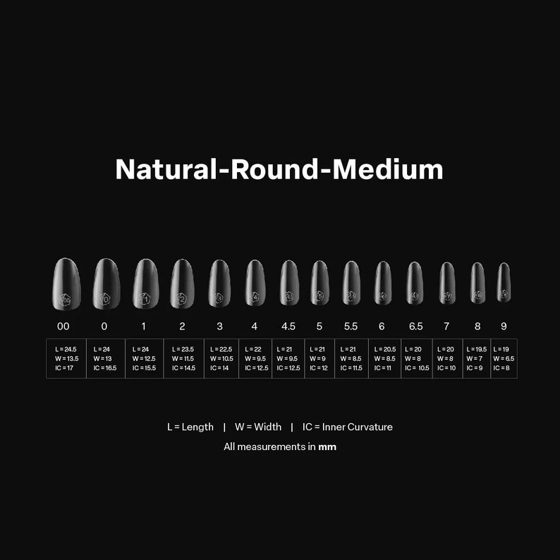 Peut inclure: Un ensemble de dix embouts d'ongles en plastique transparent de diff&eacute;rentes tailles, num&eacute;rot&eacute;s de 00 &agrave; 9. Chaque embout est de forme ovale et de style naturel rond moyen. Les embouts sont dispos&eacute;s en rang&eacute;e du plus petit au plus grand. L'image comprend les mesures de la longueur, de la largeur et de la courbure int&eacute;rieure en millim&egrave;tres.
